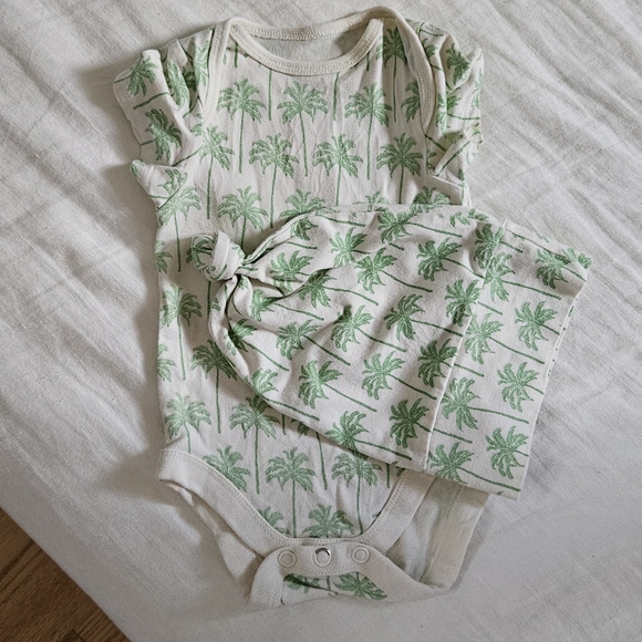 Organic Gender Neutral Baby Clothes 0-6m - Picture 3 of 7